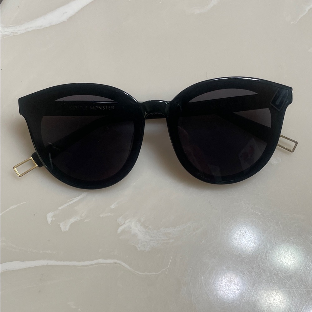 GENTLE MONSTER Black Cat-Eye Women's Sunglasses
